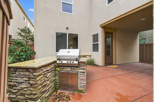 3241 Village Center Dr, Roseville, CA 95747