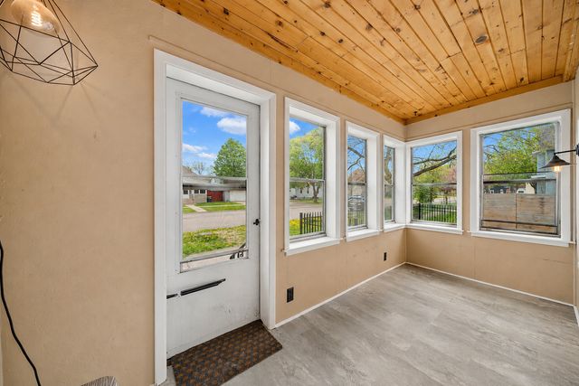 112 7th Avenue NW, Faribault, MN 55021