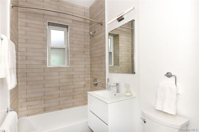 245 Wolfs Lane 3C, Pelham, NY 10803