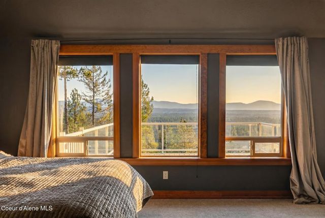 24079 N McKenzie DR, Rathdrum, ID 83858