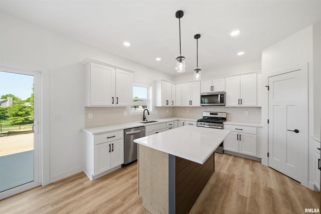 256 KARAGEN Circle, Germantown Hills, IL 61548