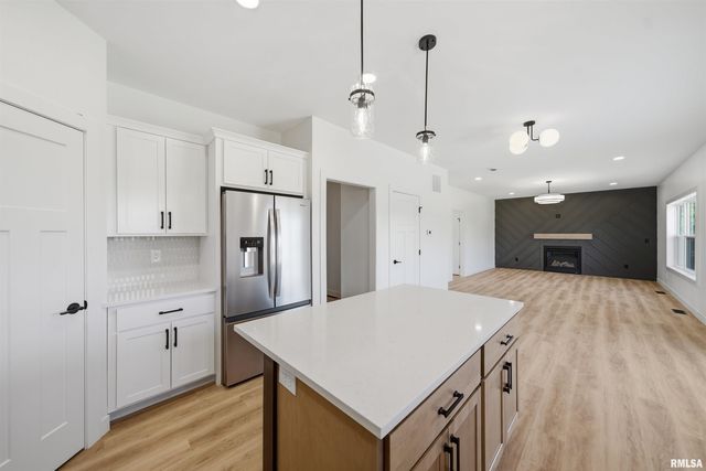 256 KARAGEN Circle, Germantown Hills, IL 61548