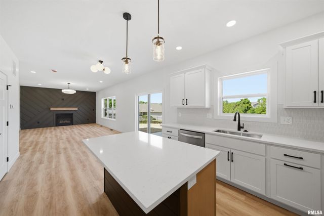 256 KARAGEN Circle, Germantown Hills, IL 61548