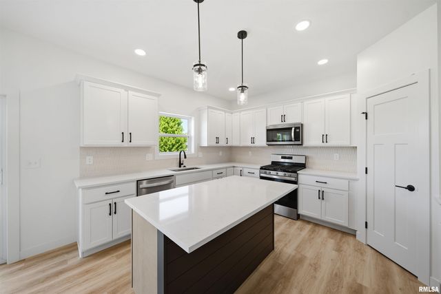 256 KARAGEN Circle, Germantown Hills, IL 61548