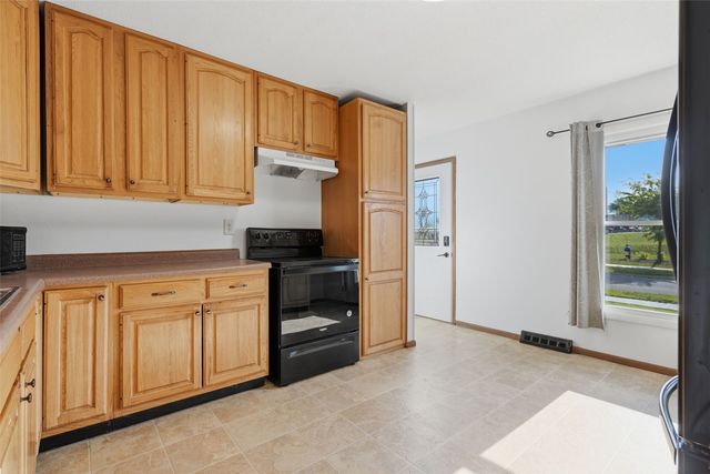 208 Atwood Drive SW, Cedar Rapids, IA 52404