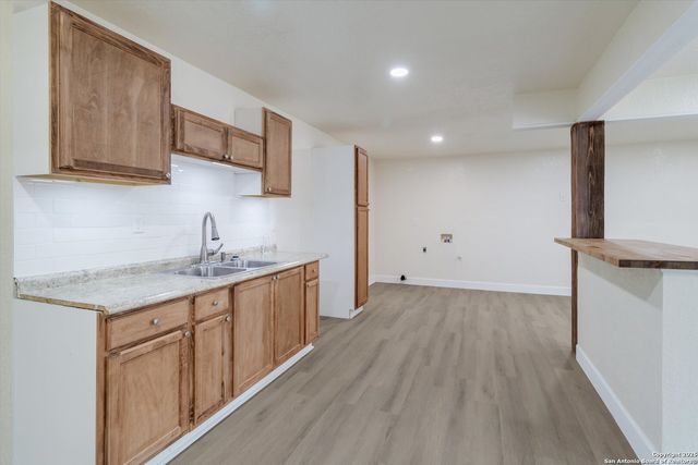 130 E SOUTHCROSS BLVD, San Antonio, TX 78214