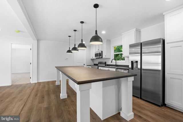 28 4TH AVE, Carneys Point, NJ 08069