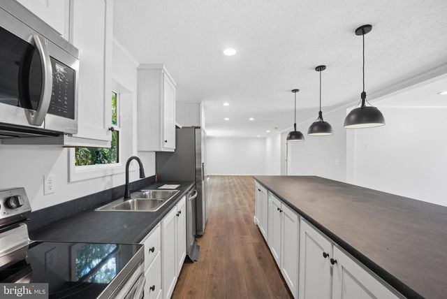 28 4TH AVE, Carneys Point, NJ 08069