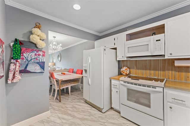 9401 Sunrise Lakes Boulevard 307, Sunrise, FL 33322