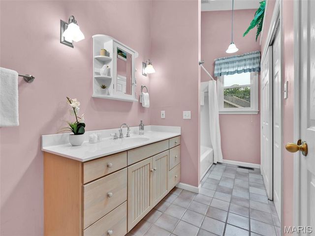 440 E Bradford Avenue, Webster Groves, MO 63119