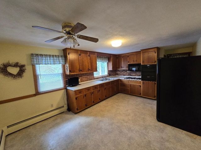12 Charles St, Douglas, MA 01516