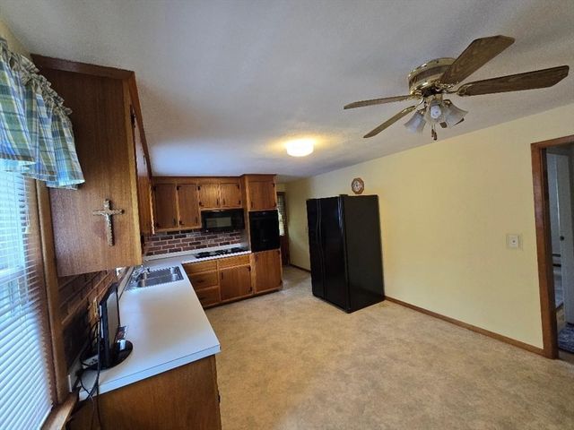 12 Charles St, Douglas, MA 01516
