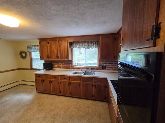 12 Charles St, Douglas, MA 01516