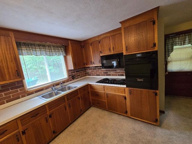 12 Charles St, Douglas, MA 01516