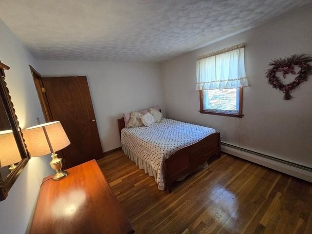 12 Charles St, Douglas, MA 01516