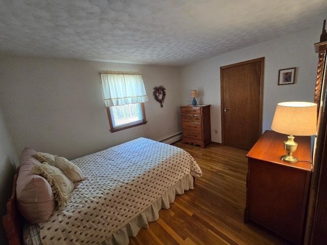 12 Charles St, Douglas, MA 01516