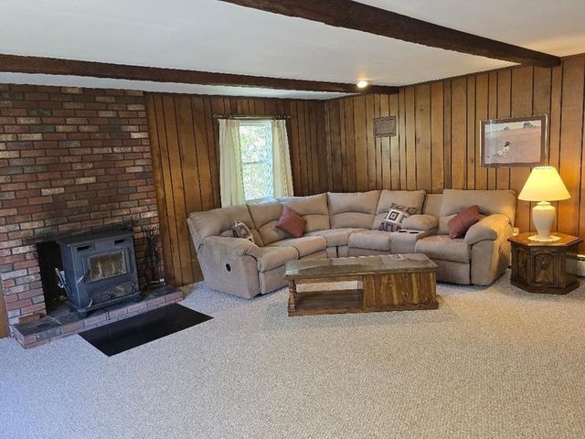 12 Charles St, Douglas, MA 01516