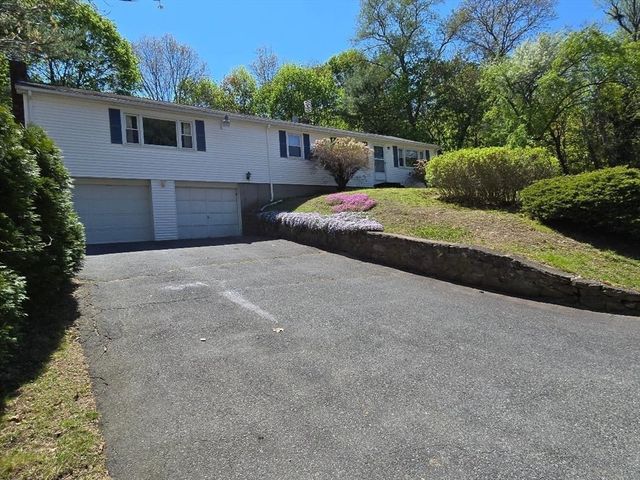 12 Charles St, Douglas, MA 01516
