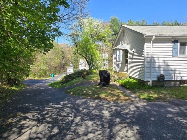 12 Charles St, Douglas, MA 01516