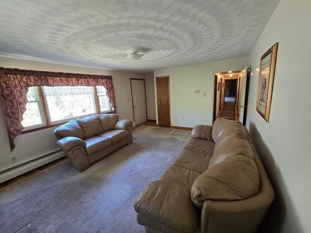 12 Charles St, Douglas, MA 01516