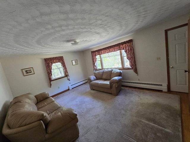 12 Charles St, Douglas, MA 01516