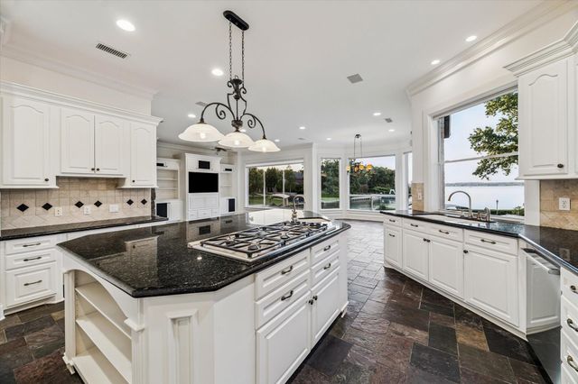 115 Lake Estates Drive, Montgomery, TX 77356