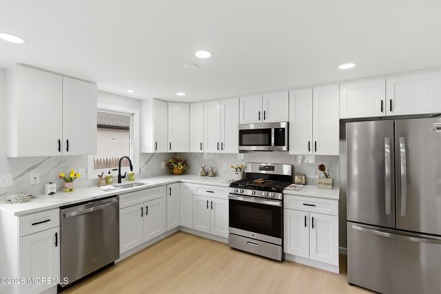 27 Brookview Lane, Manalapan, NJ 07726