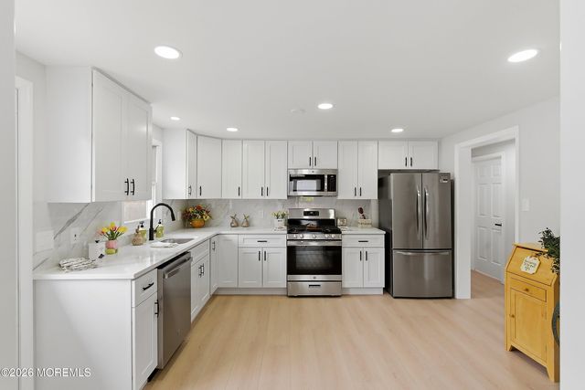 27 Brookview Lane, Manalapan, NJ 07726