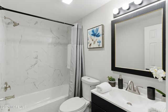 27 Brookview Lane, Manalapan, NJ 07726