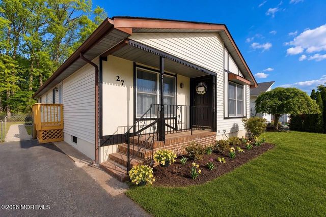 27 Brookview Lane, Manalapan, NJ 07726