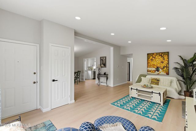27 Brookview Lane, Manalapan, NJ 07726