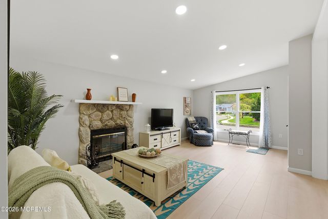27 Brookview Lane, Manalapan, NJ 07726