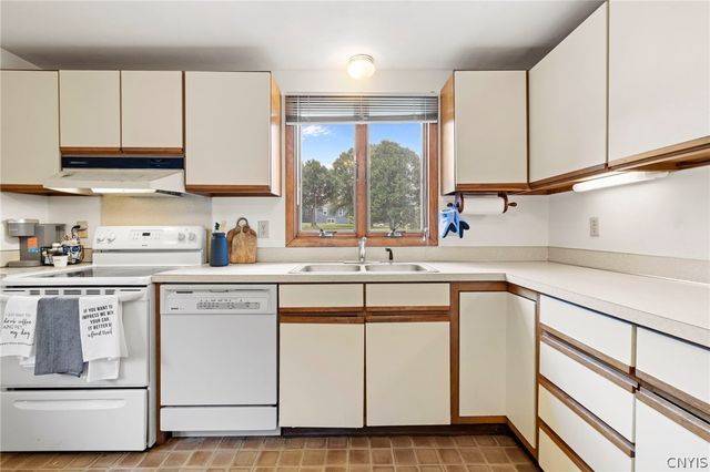 202 Weatheridge Drive, Camillus, NY 13031