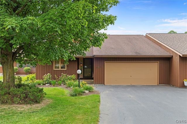 202 Weatheridge Drive, Camillus, NY 13031