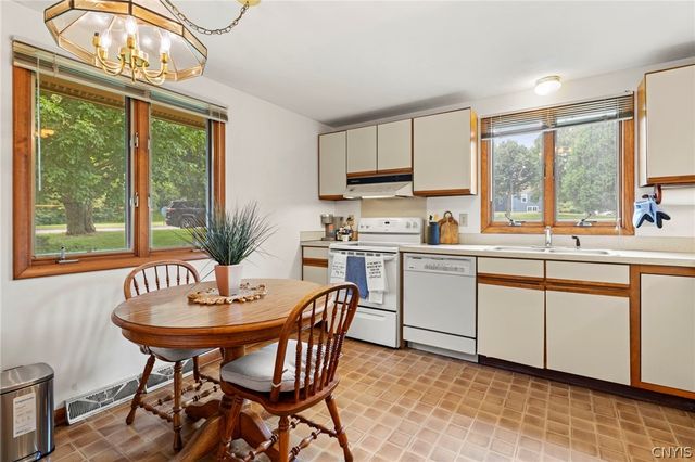 202 Weatheridge Drive, Camillus, NY 13031