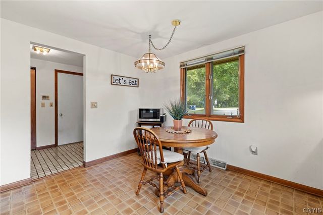 202 Weatheridge Drive, Camillus, NY 13031