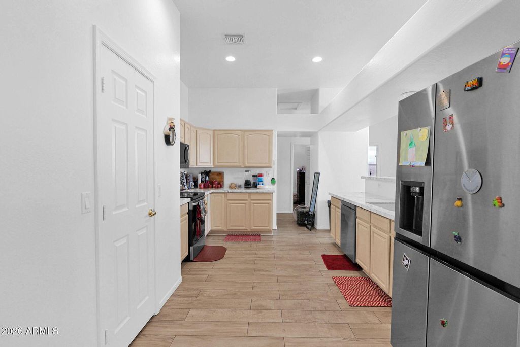 Image 10 of property listing at 907 E GARY Lane, Phoenix, AZ 85042