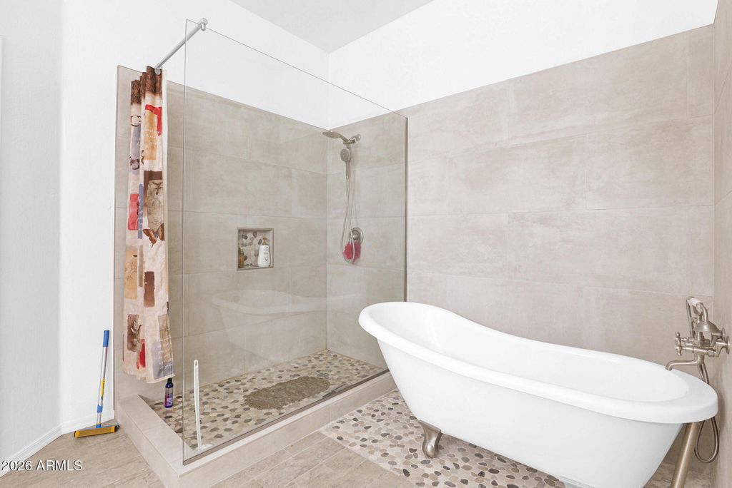 Image 11 of property listing at 907 E GARY Lane, Phoenix, AZ 85042