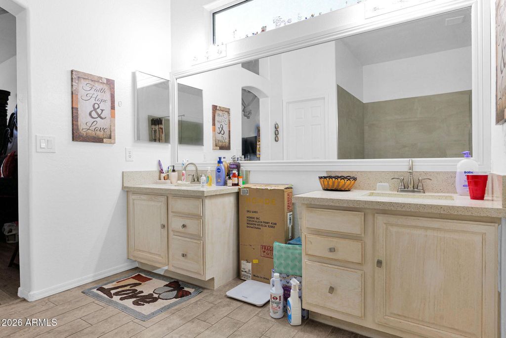 Image 12 of property listing at 907 E GARY Lane, Phoenix, AZ 85042