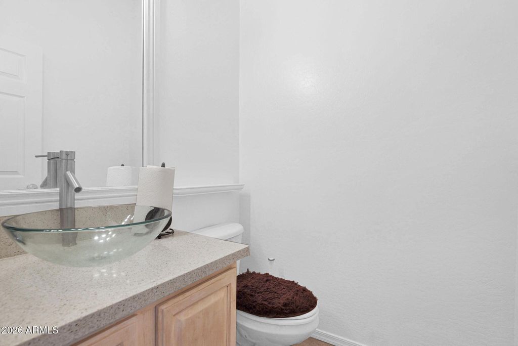 Image 15 of property listing at 907 E GARY Lane, Phoenix, AZ 85042