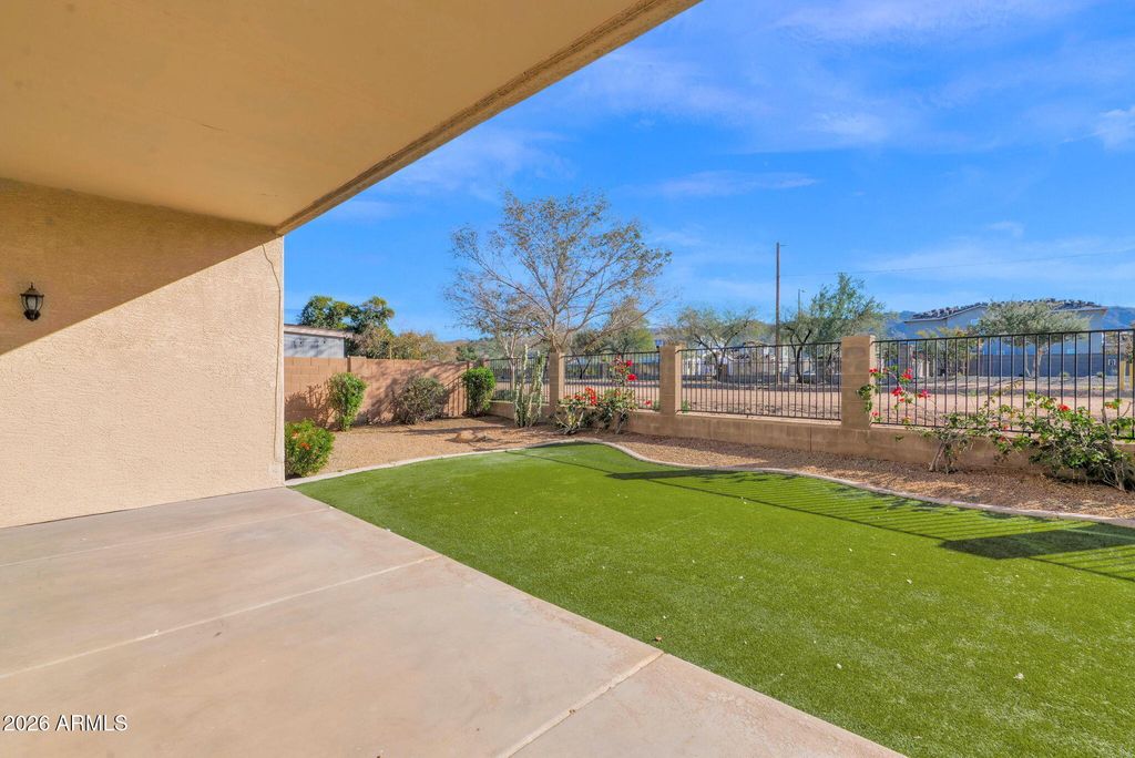 Image 19 of property listing at 907 E GARY Lane, Phoenix, AZ 85042