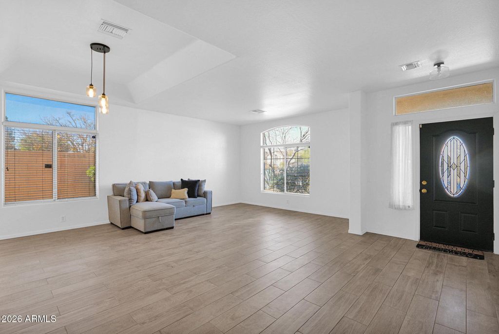 Image 3 of property listing at 907 E GARY Lane, Phoenix, AZ 85042