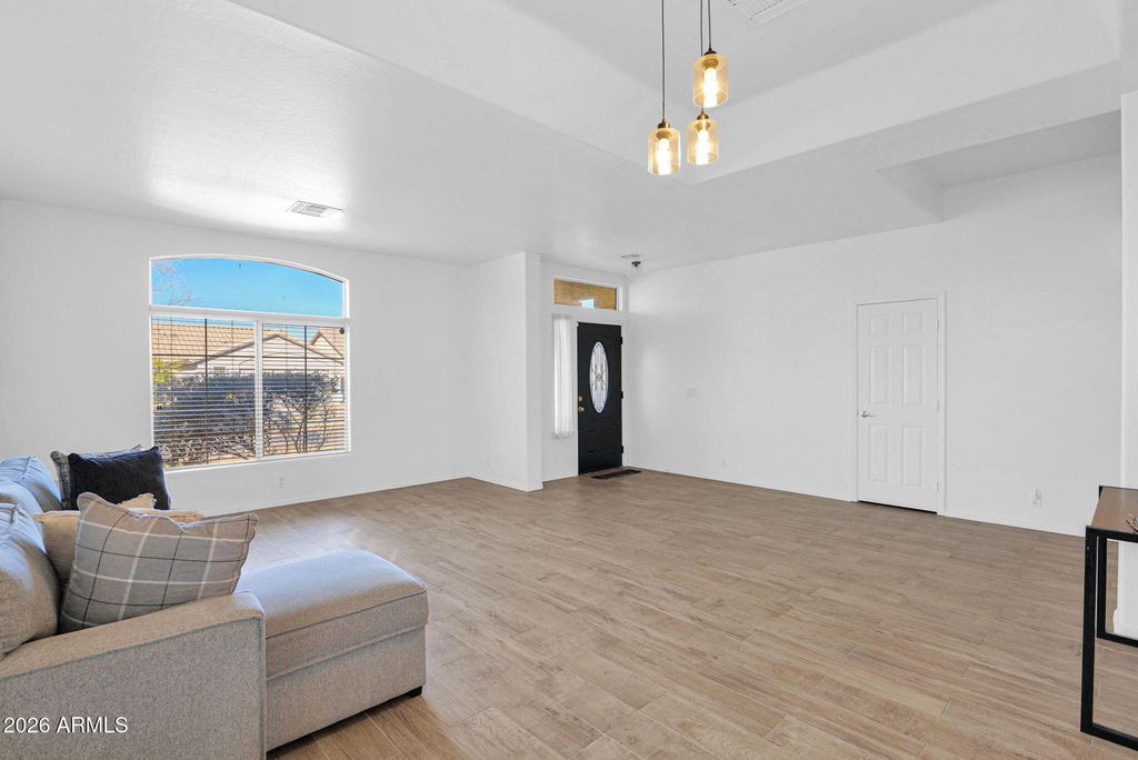 Image 4 of property listing at 907 E GARY Lane, Phoenix, AZ 85042