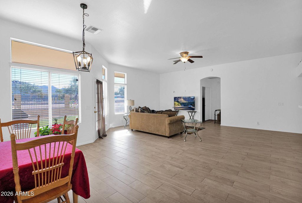 Image 6 of property listing at 907 E GARY Lane, Phoenix, AZ 85042