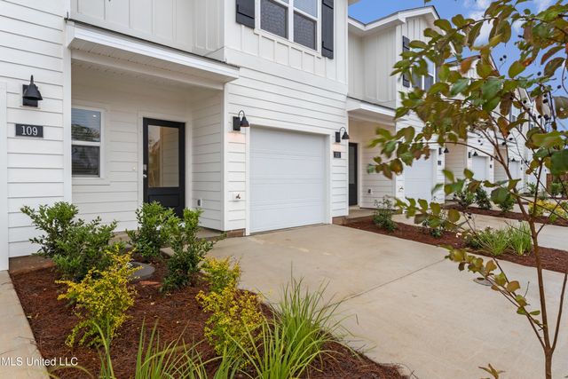 111 Harper Grove Circle, Ocean Springs, MS 39564