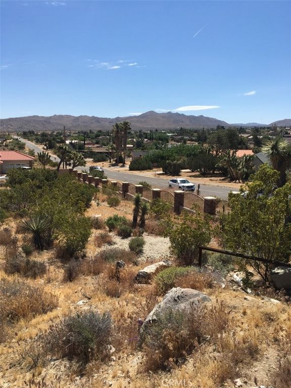 Image 10 of property listing at 57910 Joshua Drive, Yucca Valley, CA 92284