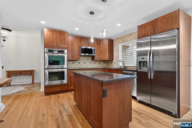 25 Cottontail Trail, Upper Saddle River, NJ 07458