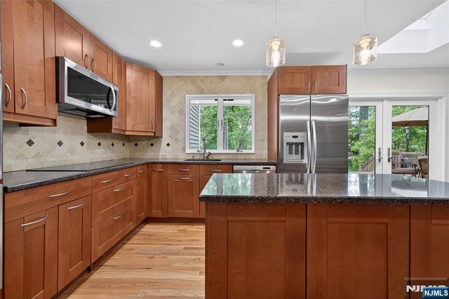 25 Cottontail Trail, Upper Saddle River, NJ 07458
