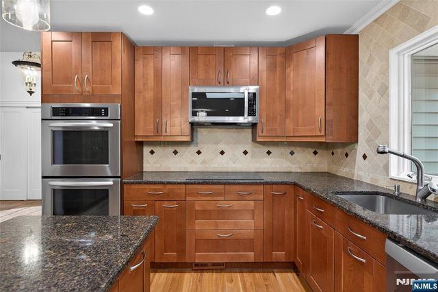 25 Cottontail Trail, Upper Saddle River, NJ 07458