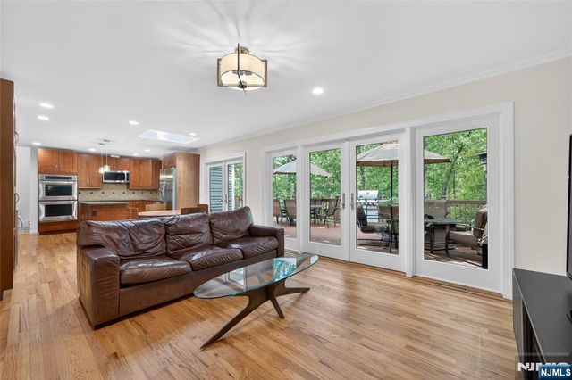 25 Cottontail Trail, Upper Saddle River, NJ 07458